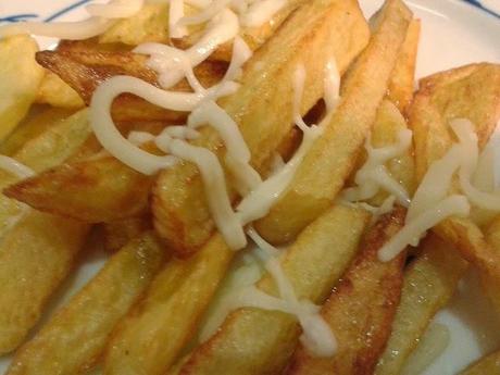 Poutine, patatas inundadas de gravy plato callejero de Quebec Poutine, patatas inundadas de gravy plato callejero de Quebec