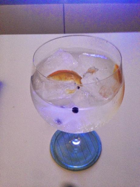 Un Gin-Tonic de viernes noche: K-25 con Scheweppes Ginger & Cardamomo