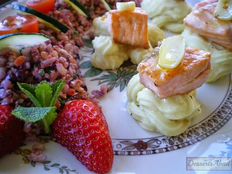 Salmón al ajillo sobre puré de patatas y ensalada con crudités Salmón al ajillo sobre puré de patatas y ensalada con crudités