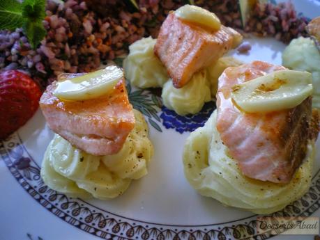 Salmón al ajillo sobre puré de patatas y ensalada con crudités Salmón al ajillo sobre puré de patatas y ensalada con crudités