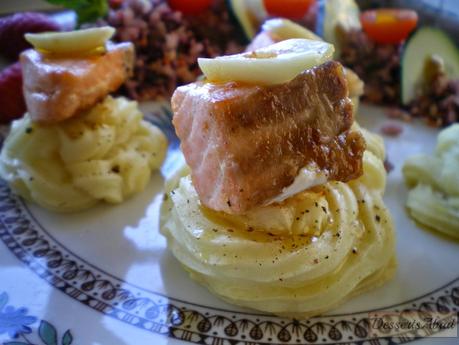 Salmón al ajillo sobre puré de patatas y ensalada con crudités Salmón al ajillo sobre puré de patatas y ensalada con crudités