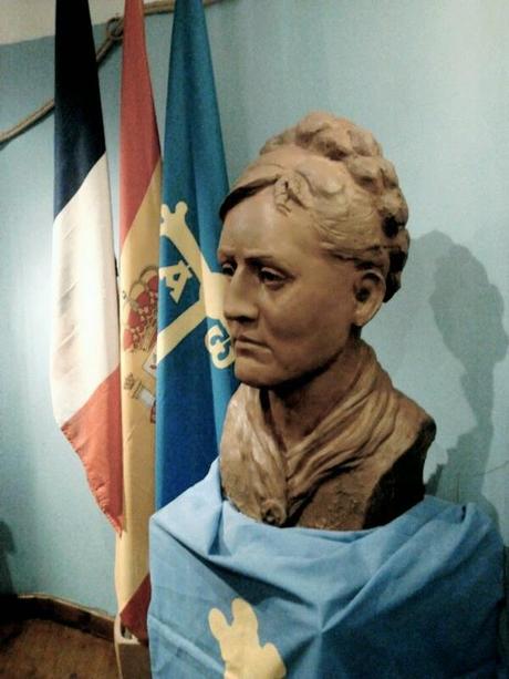 El busto en la Logia: Rosario Acuña regresó a Gijón