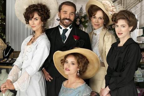 Mr. Selfridge, un acercamiento a la moda británica Mr. Selfridge, un acercamiento a la moda británica
