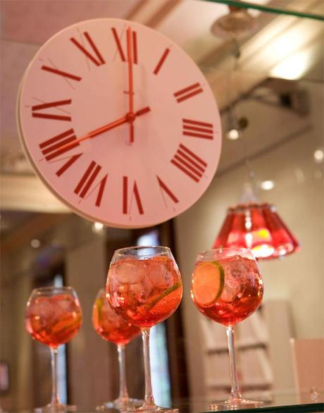 Casa Campari Barcelona, tres citas más con el afterwork que celebra los iconos del estilo italiano casa-campari-barcelona-firenze-wall-clock