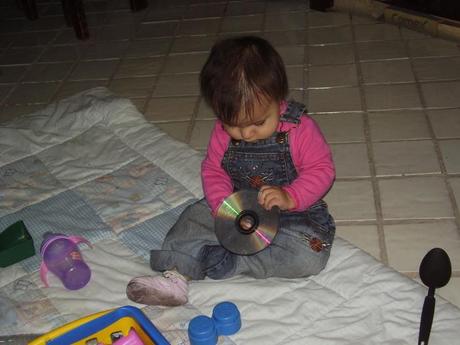 Entretener a tu bebé o toddler con cosas que tienes en casa bbjugando