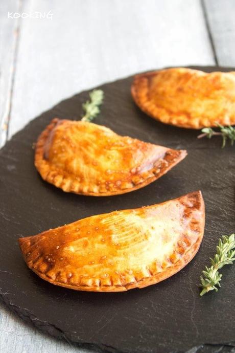 Empanadillas de cebolla morada y rulo de cabra Empanadillas de cebolla morada y rulo de cabra