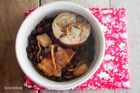 Guisantes negros con bacalao, tocino y pie de cerdo relleno de camagrocs Guisantes negros con bacalao, tocino y pie de cerdo relleno de camagrocs