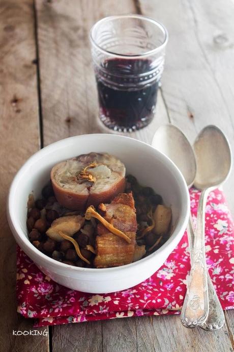 Guisantes negros con bacalao, tocino y pie de cerdo relleno de camagrocs Guisantes negros con bacalao, tocino y pie de cerdo relleno de camagrocs