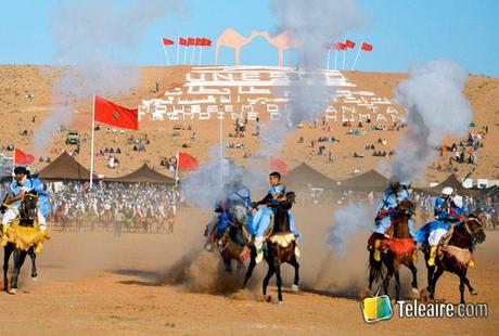 El Moussem de Tan Tan, en Marruecos habitantes de los pueblos del sahara cabalgando