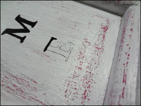 Recibidor terminado con un cartel y elefantes Recibidor terminado con un cartel y elefantes