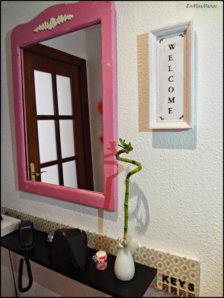 Recibidor terminado con un cartel y elefantes Recibidor terminado con un cartel y elefantes