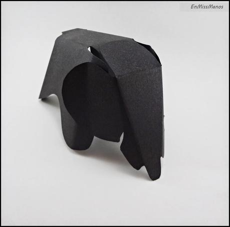 Recibidor terminado con un cartel y elefantes Recibidor terminado con un cartel y elefantes