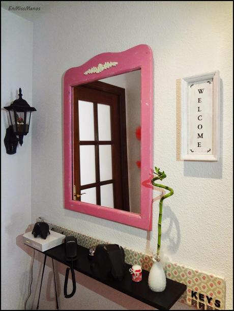 Recibidor terminado con un cartel y elefantes Recibidor terminado con un cartel y elefantes