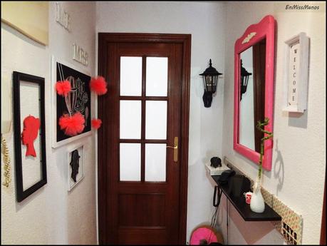 Recibidor terminado con un cartel y elefantes Recibidor terminado con un cartel y elefantes