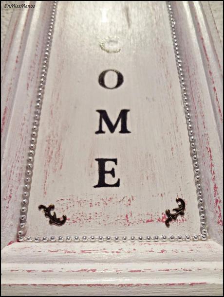 Recibidor terminado con un cartel y elefantes Recibidor terminado con un cartel y elefantes