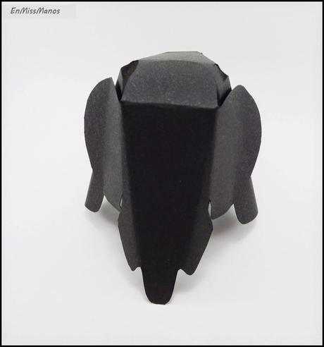 Recibidor terminado con un cartel y elefantes Recibidor terminado con un cartel y elefantes