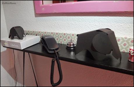 Recibidor terminado con un cartel y elefantes Recibidor terminado con un cartel y elefantes