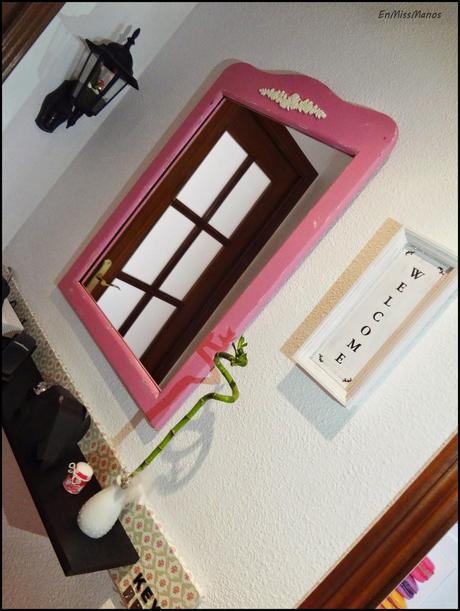 Recibidor terminado con un cartel y elefantes Recibidor terminado con un cartel y elefantes