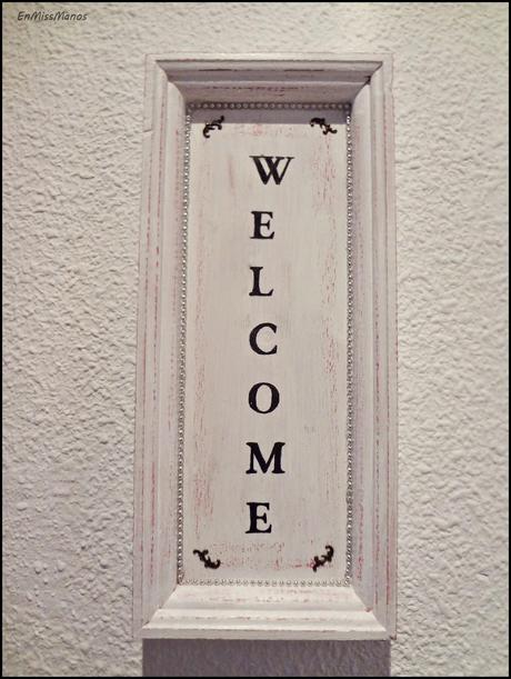 Recibidor terminado con un cartel y elefantes Recibidor terminado con un cartel y elefantes