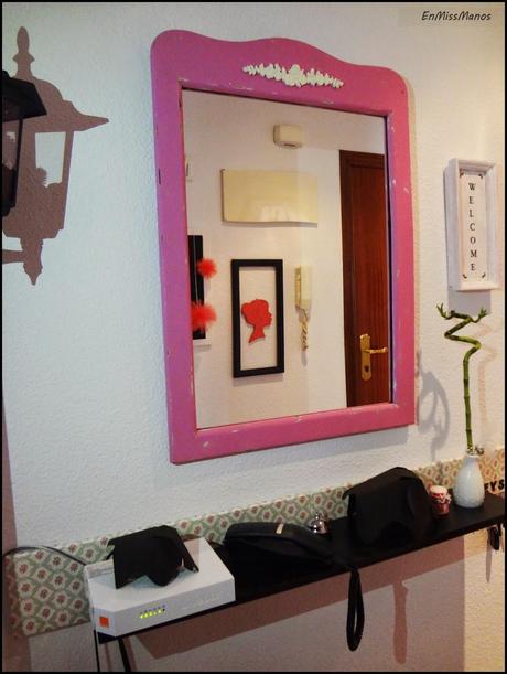 Recibidor terminado con un cartel y elefantes Recibidor terminado con un cartel y elefantes