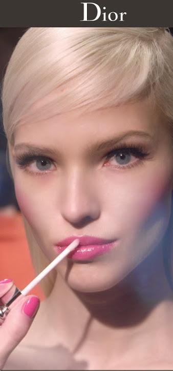 Esta también de Dior con el maquillaje en tonos rosas es exactamente lo que digo Cómo quitarte años únicamente con el maquillaje