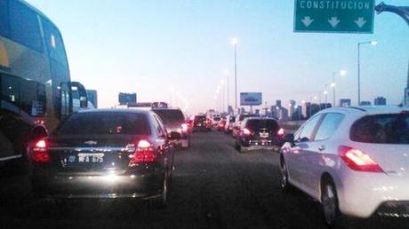 Demoras en la autopista Illia por una protesta de portuarios Demoras en la autopista Illia por una protesta de portuarios