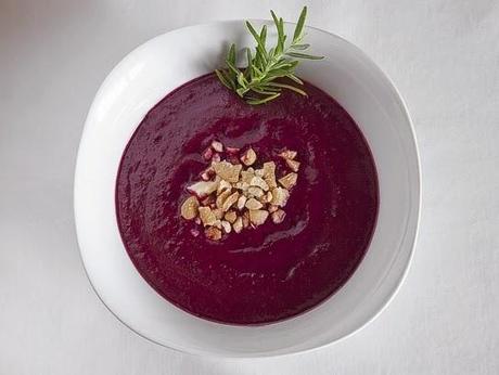 Crema de remolacha y aguacate con anacardos Crema de remolacha y aguacate con anacardos