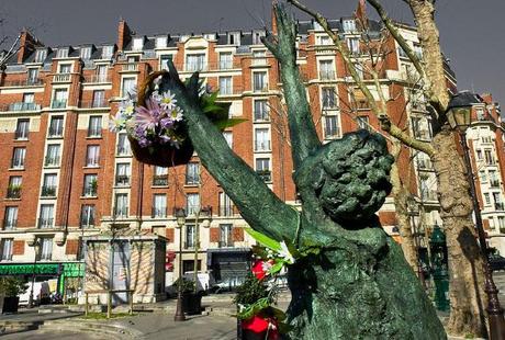 Estatua en la Plaza Edith Piaf