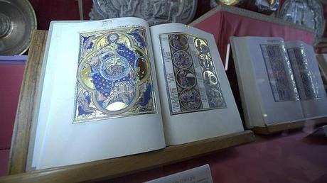 La Biblia  de San Luis, casi ocho siglos bajo tres llaves en la Catedral de Toledo