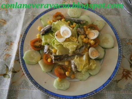 conlaneveravacia.blogspot.com ENSALADA CON PEPINO Y SARDINILLAS.