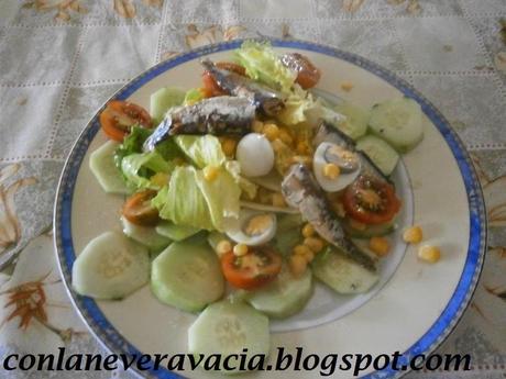 conlaneveravacia.blogspot.com ENSALADA CON PEPINO Y SARDINILLAS.