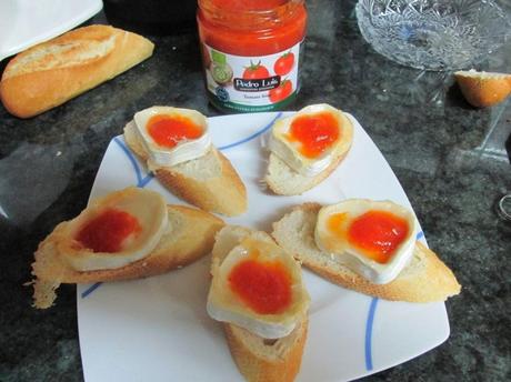 TOSTA DE QUESO DE CABRA, CON TOMATE Y OREGANO TOSTA DE QUESO DE CABRA, CON TOMATE Y OREGANO