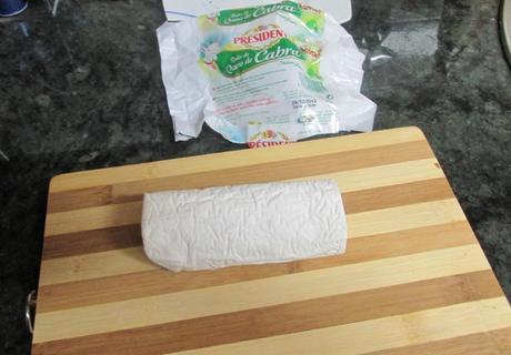 TOSTA DE QUESO DE CABRA, CON TOMATE Y OREGANO TOSTA DE QUESO DE CABRA, CON TOMATE Y OREGANO