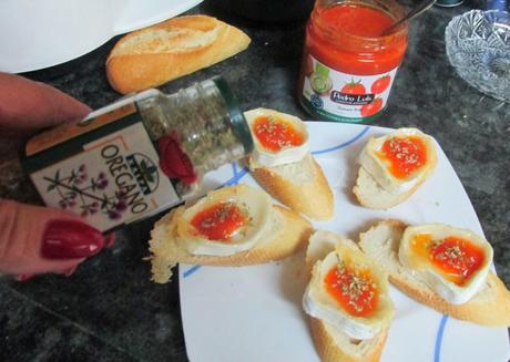 TOSTA DE QUESO DE CABRA, CON TOMATE Y OREGANO TOSTA DE QUESO DE CABRA, CON TOMATE Y OREGANO