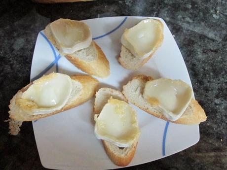 TOSTA DE QUESO DE CABRA, CON TOMATE Y OREGANO TOSTA DE QUESO DE CABRA, CON TOMATE Y OREGANO