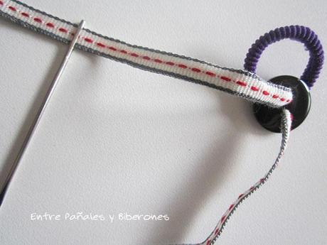 Adorno para el pelo con un botón y un lazo Adorno para el pelo con un botón y un lazo