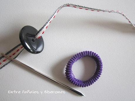 Adorno para el pelo con un botón y un lazo Adorno para el pelo con un botón y un lazo