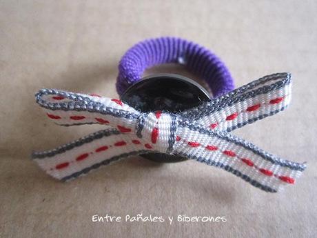 Adorno para el pelo con un botón y un lazo Adorno para el pelo con un botón y un lazo