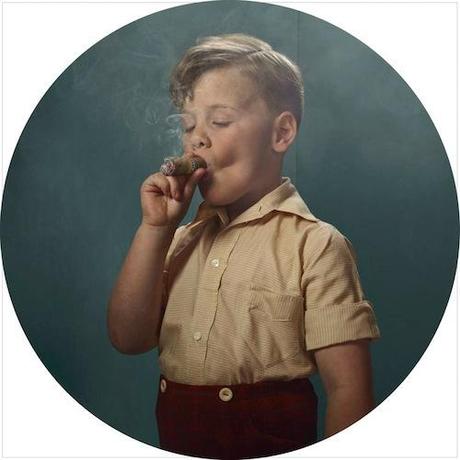 niño fumando un puro