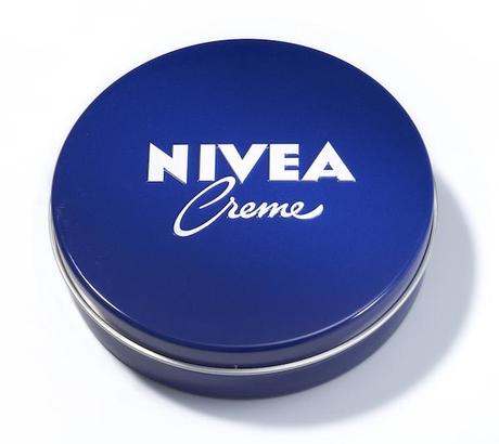 La lata azul de Nivea, que no falte tampoco para esto.