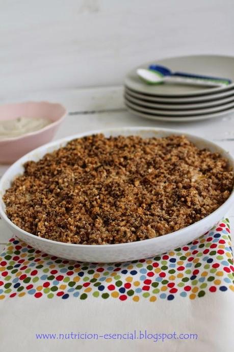 Crumble de melocotón y pasas con crema de vainilla