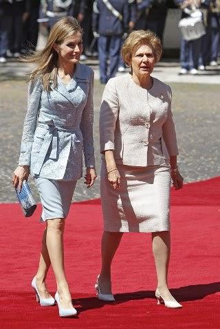 Dña. Letizia llega a Portugal  vestida nuevamente por Felipe Varela