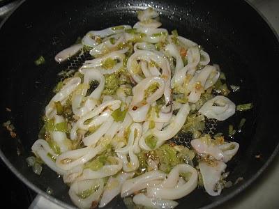 Arroz con anillas de calamares y chirlas