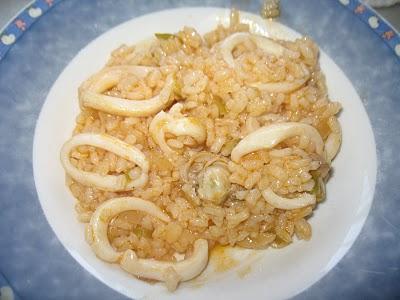 Arroz con anillas de calamares y chirlas