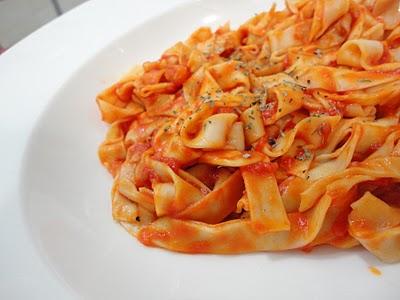Máquina de hacer pasta Imperia: Fetuccinis con salsa de tomate frito Máquina de hacer pasta Imperia: Fetuccinis con salsa de tomate frito