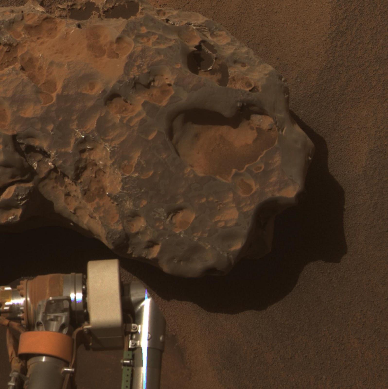 Primer plano del meteorito Oileán Ruaidh en Marte fotografiado por Opportunity