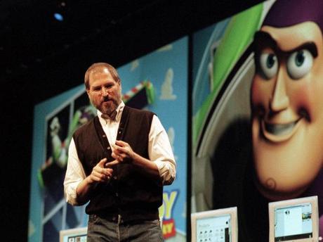 Aug 1999. Steve Jobs, Apple's Interim Ceo, Demonstates The Speed Of The New Macintosh G4 Computer Using Animation Trailer From The Film Toy Story. (Steve Jobs, CEO de Apple, demostrando la velocidad del nuevo Macintosh G4 empleado para la animación de Toy Story. 1999) Photo By Alan Dejecacion/Getty Images