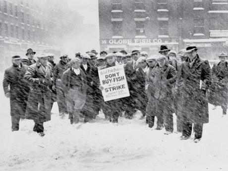 Vendedores ambulantes de pescado y propietarios de tiendas continúan con la huelga en medio de una tormenta de nieve en el mercado de pescado de Fulton en Nueva York (Paul Levine, vía Getty Images)