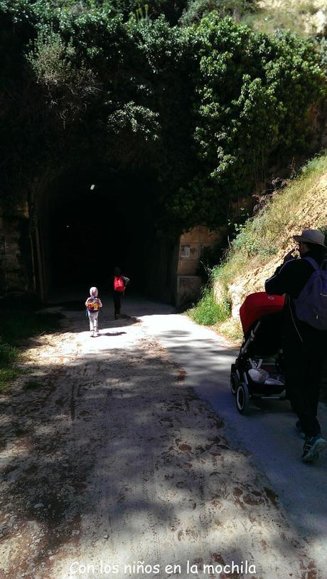 Alcoy con niños: Senderismo en familia por la vía verde Alcoy con niños: Senderismo en familia por la vía verde