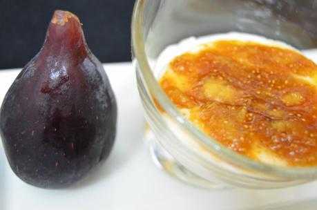 MOUSSE DE QUESO DE CABRA CON BREVAS CARAMELIZADAS MOUSSE DE QUESO DE CABRA CON BREVAS CARAMELIZADAS